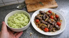 Steakstreifen-Pfanne mit Kirschtomaten – dazu cremiges Kartoffel-Avocado-Püree