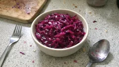 Eingelegter Rotkohl im Glas – so wird er würzig, knackig und lange haltbar
