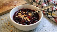 Süßer Beerenaufstrich mit Mandeln: einfach selbst gemacht