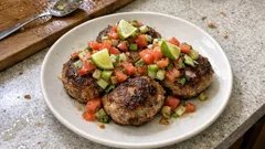 Frikadellen mal anders: saftig gebraten mit Sellerie-Tomaten-Salsa und Limette