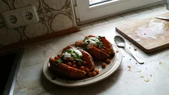 Gefüllte Süßkartoffeln aus dem Ofen – mit knusprigen Kichererbsen und Koriander-Pesto