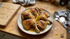 Knuspriges Salbei-Hähnchen aus dem Ofen – mit Zitrone, Chili und Olivenöl