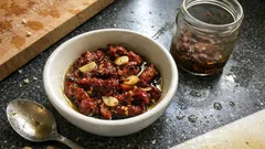 Eingelegte getrocknete Tomaten in Olivenöl – mit Knoblauch & Peperoncino, ganz einfach