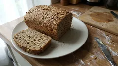 Kernig-saftiges Haferflockenbrot mit Übernachtgare – morgens einfach backen