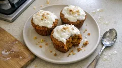 Saftige Rübli-Muffins mit Kokosjoghurt-Frosting – einfach und schön würzig