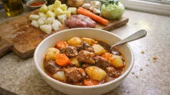 Kalbsgulasch mit Möhren und Kohlrabi: so wird der Klassiker herrlich frühlingshaft