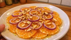 Orangen-Carpaccio mit roten Zwiebeln und Mandeln – frisch, vegan und schnell