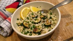 Zucchini-Reis-Pfanne: ein schnelles Pfannengericht mit Zitrone und Petersilie