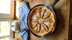 Birnen-Auflauf aus der Ofenpfanne: karamellisierte Birnen und luftiger Dinkel-Teig