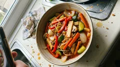 China-Gemüse süß-sauer aus dem Wok – bunt, knackig und in 25 Minuten fertig