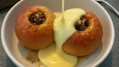 Klassische Bratäpfel aus dem Ofen – mit Nussfüllung und warmer Vanillesauce