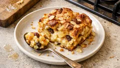 Scheiterhaufen mit Äpfeln und Rosinen – saftiger Apfel-Brot-Auflauf aus dem Ofen