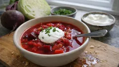 Borschtsch mit Schmand: ein herzhaftes Rezept, das an kühlen Tagen besonders gut tut