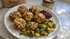 Gruyère-Brezelknödel mit Zwiebel-Rosenkohlragout – so bleiben sie schön saftig