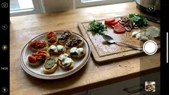 Drei Crostini-Varianten vom Blech: Tomate-Basilikum, Balsamico-Pilze & Spinat-Mozzarella