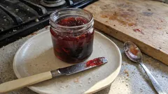 Rotes Johannisbeergelee mit Kaffee: so bekommt das Sommerglas eine feine Mocca-Note