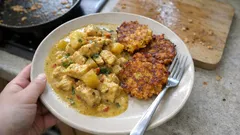 Hähnchen-Apfel-Curry in cremiger Sauce – dazu knusprige Kartoffel-Möhren-Puffer