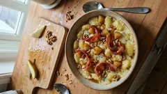 Gnocchi mit Gorgonzola und Birnen – cremig überbacken mit Walnüssen & Schinken