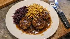 Weihnachtliche Buletten mit Preiselbeer-Rotkohl – festlich, herzhaft und einfach gemacht