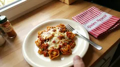 Überbackene Tortellini aus dem Ofen: Tomaten-Erbsen-Sauce und Mozzarella in 20 Minuten