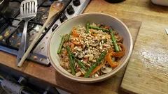 Reispfanne mit grünem Spargel, Champignons & Nüssen – schnell, frisch und schön knackig