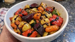 Mediterraner Ofengemüsesalat mit Zitrus-Honig-Dressing und Balsamico-Sirup