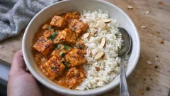 Makhani-Tofu wie im Restaurant: cremig, würzig und mit Mandel-Basmati-Reis