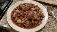 Coq au vin wie in Frankreich – zartes Hähnchen in Rotwein, ganz unkompliziert
