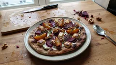Flammkuchen mit Roter Bete und Pflaumen – herbstlich, knusprig und vegetarisch