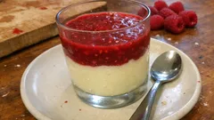Weißes Schokoladenmousse mit Himbeersoße – cremig, fein und gut vorzubereiten