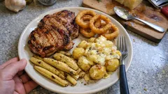 Raclette mit Schweinekoteletts und Gemüse: herzhaft und ideal für gesellige Abende