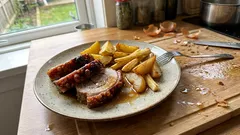 Saftiger Schweinerollbraten aus dem Ofen – mit Pastinaken, Kartoffeln und Birne