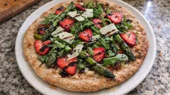 Frühlingspizza mit grünem Spargel und Erdbeeren – knusprig auf Dinkelteig