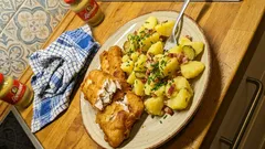 Backfisch mit Kartoffelsalat – so wird die Panade richtig kross