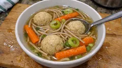 Wärmende Gemüsesuppe mit Matzeknödeln – einfach und richtig sättigend