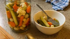 Knackige Mixed Pickles im Glas: bunter Gemüsemix im süß-sauren Essigsud