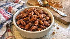 Gebrannte Mandeln mit Ahornsirup: schnell in der Pfanne und herrlich weihnachtlich