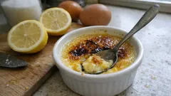 Zitronen-Crème-brûlée: so gelingt die feine Creme mit knuspriger Karamellkruste