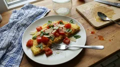 Mediterranes Tomaten-Omelett mit Basilikum und Parmesan – schnell in der Pfanne gemacht