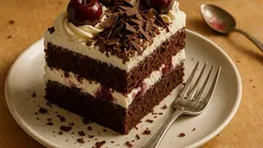 Schwarzwälder Kirschtorte wie aus der Konditorei – mit saftigem Schoko-Biskuit