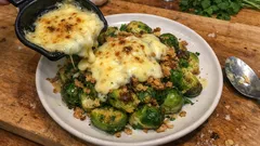 Raclette mit Rosenkohl: herzhaftes Pfännchen mit Butter, Muskat und Käse