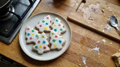 Zimt-Tannenbäumchen mit Zuckerguss: so gelingen die Plätzchen schön gleichmäßig