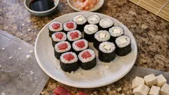 Hoso-Maki selber machen: so gelingen feine Sushi-Rollen mit Thunfisch oder Tofu