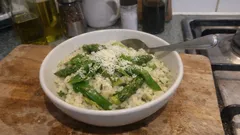 Cremiges Frühlings-Risotto mit grünem Spargel und Bärlauch – ganz ohne Parmesan