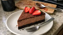 Erdbeer-Schokokuchen ohne Backen – Kühlschrankkuchen mit knusprigem Keksboden