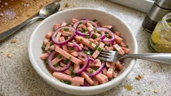 Bayerischer Wurstsalat wie im Biergarten – einfach, würzig und in 15 Minuten gemacht