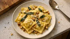 Ravioli selber machen: mit Ricottafüllung, Salbei-Butter und knusprigen Haselnüssen