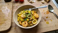 Paella mit Meeresfrüchten aus dem Ofen – Safranreis, der nach Urlaub schmeckt