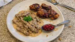 Wild-Rahm-Geschnetzeltes mit knusprigen Rotkohlklößen – ein Wintergericht fürs Wochenende