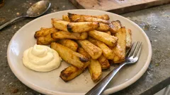 Dicke Ofenpommes selber machen: außen knusprig, innen weich – mit wenig Öl